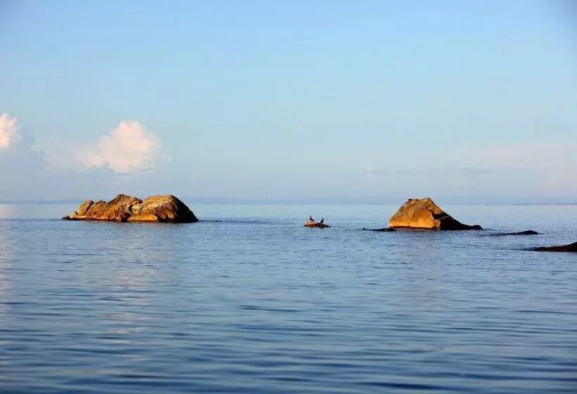 هتل Blue Zebra Island Lodge