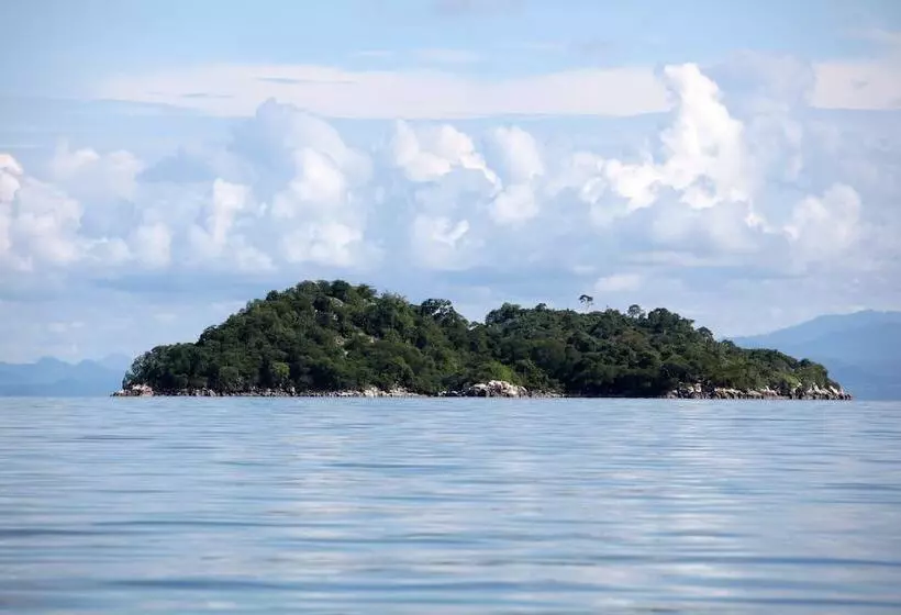 هتل Blue Zebra Island Lodge