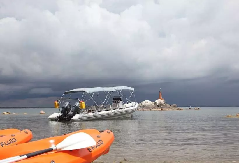 هتل Blue Zebra Island Lodge