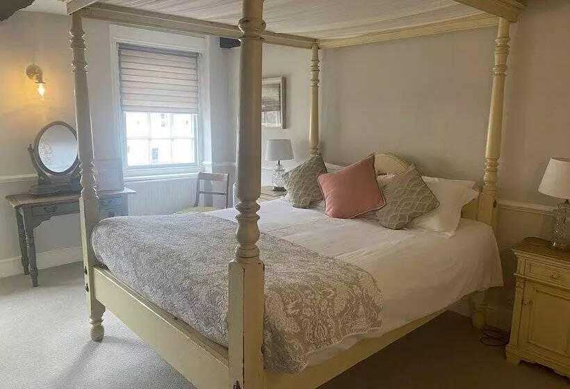 Отель The Admiral Hornblower