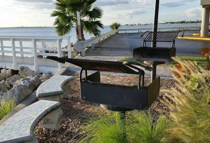 هتل Seaside Luxury Oasis With Balcony