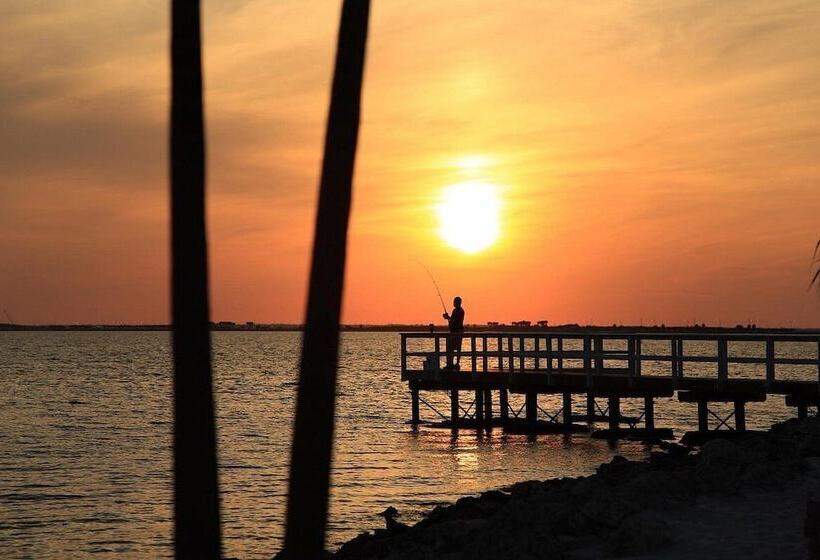 Hotel Seaside Luxury Oasis With Balcony