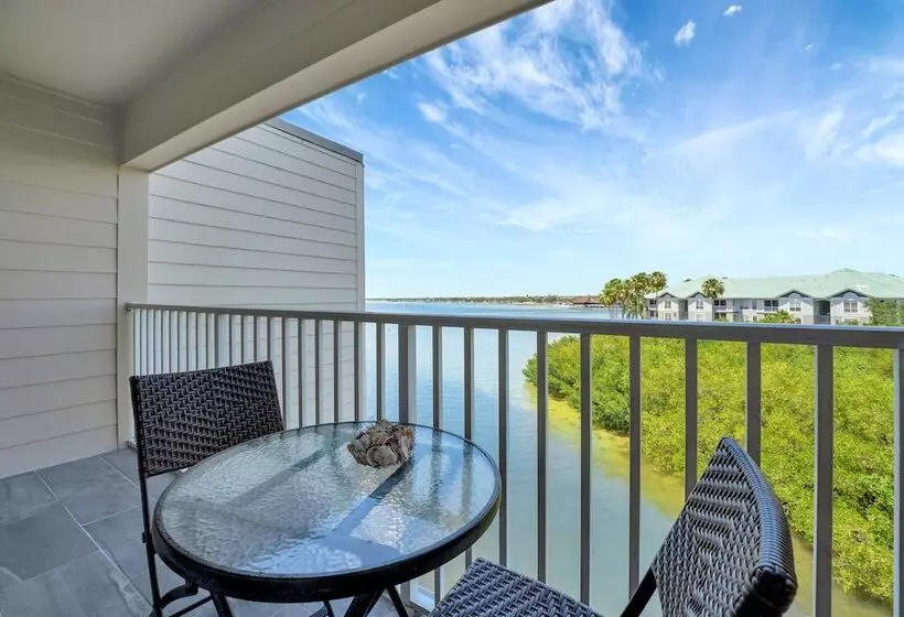 هتل Seaside Luxury Oasis With Balcony
