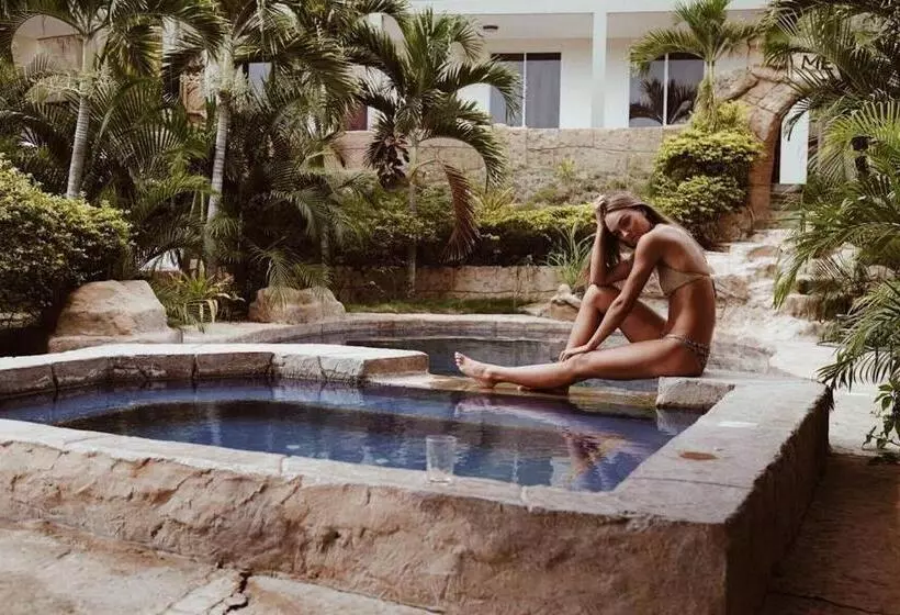 Me Hotel & Villas Montañita Estates