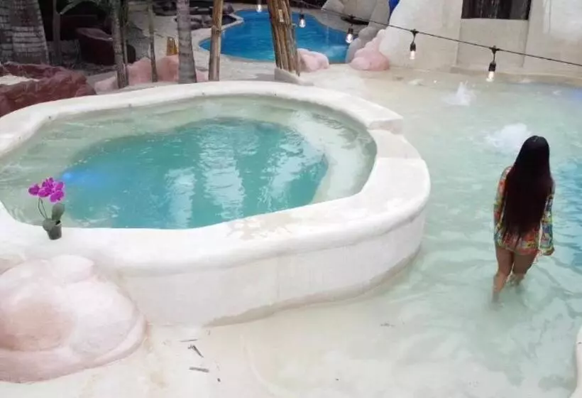 Me Hotel & Villas Montañita Estates