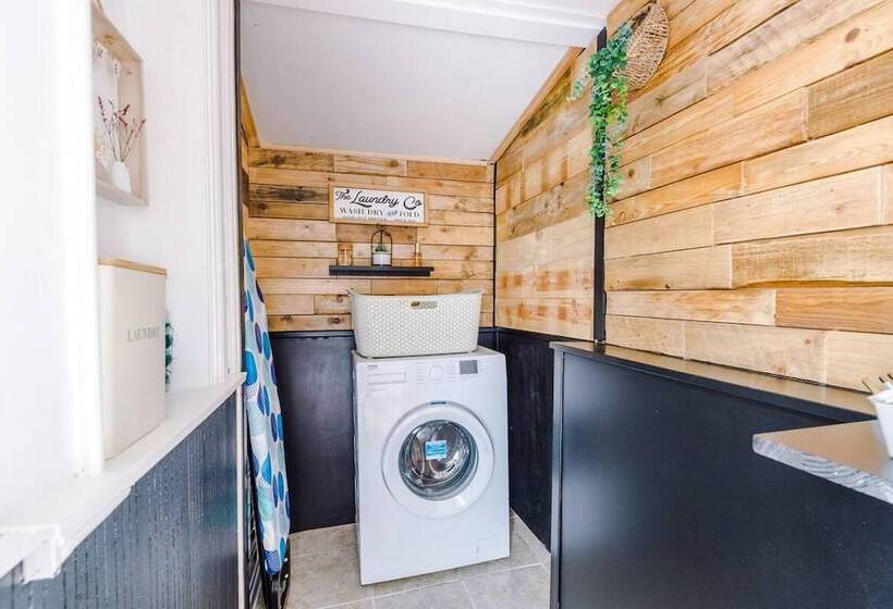 Elegant 2bd Family Retreat Blackpool Town!