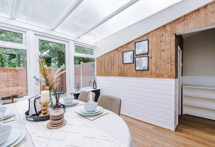 Elegant 2bd Family Retreat Blackpool Town!