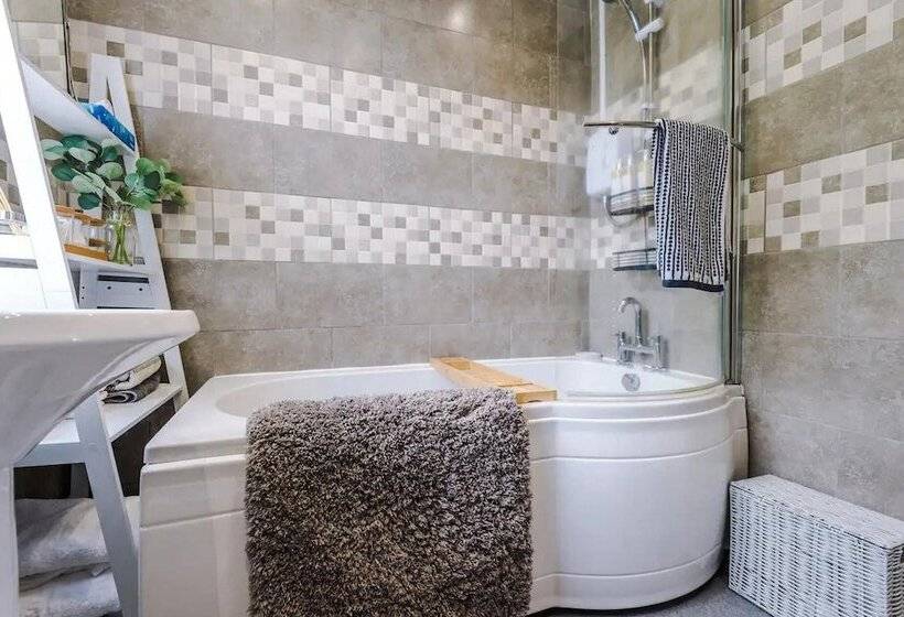 Elegant 2bd Family Retreat Blackpool Town!