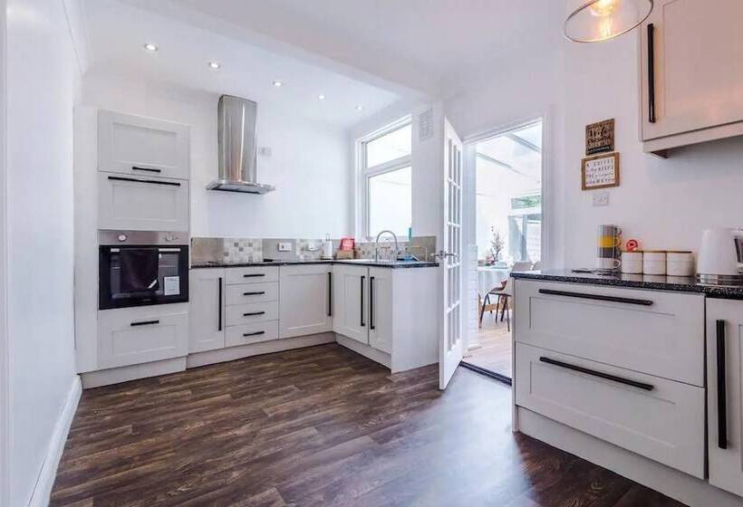 Elegant 2bd Family Retreat Blackpool Town!