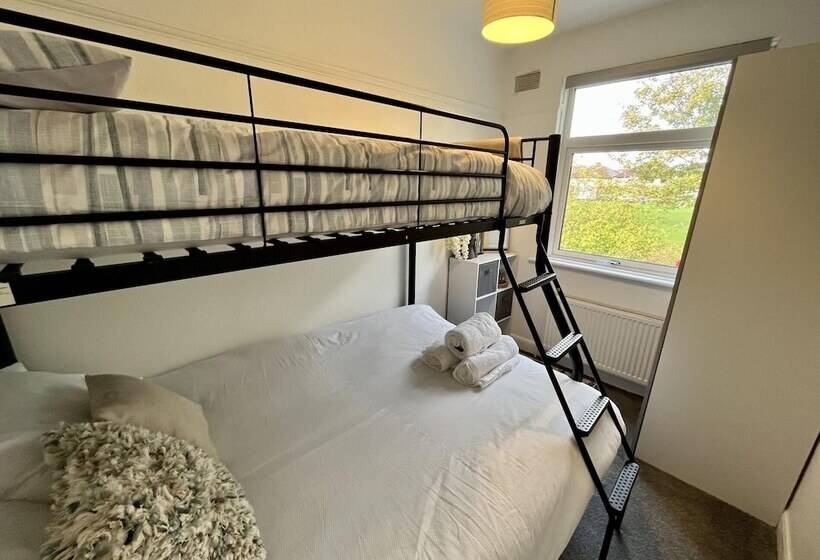 Elegant 2bd Family Retreat Blackpool Town!