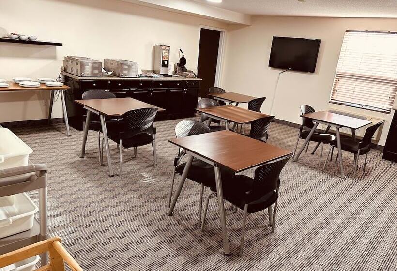 فندق Aurora Park Inn & Suites