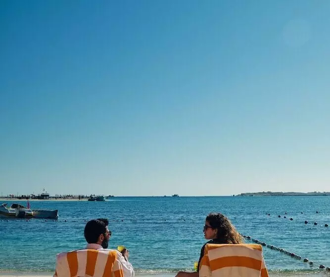 هتل Triumph White Sands