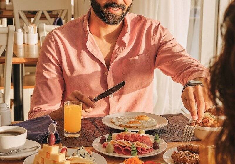 هتل Triumph White Sands