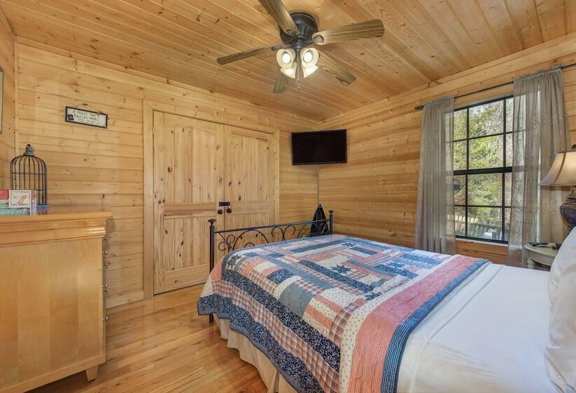 Woodland Wonder W/ Hot Tub And Pool Table!