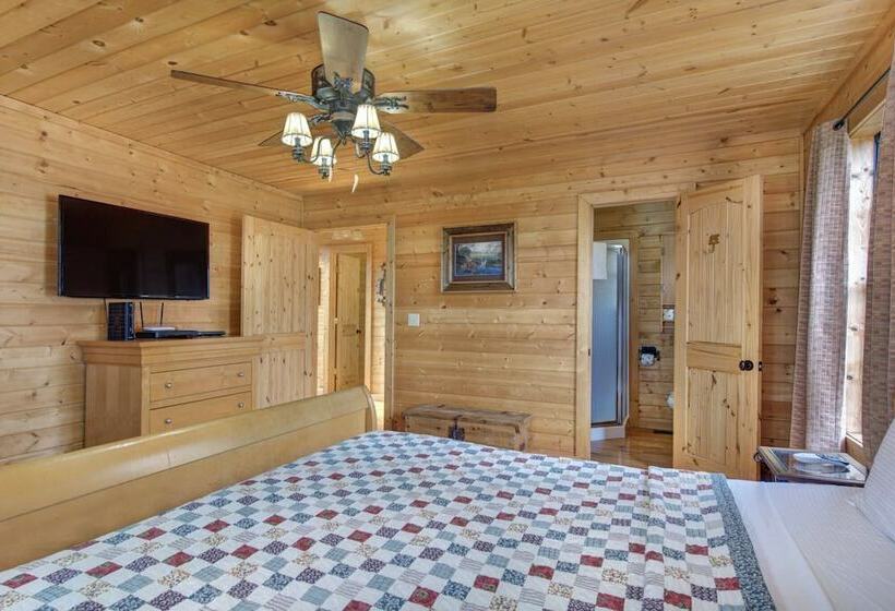 Woodland Wonder W/ Hot Tub And Pool Table!