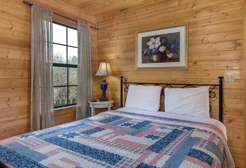 Woodland Wonder W/ Hot Tub And Pool Table!