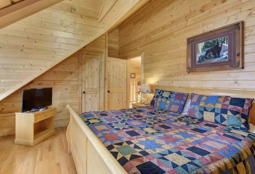 Woodland Wonder W/ Hot Tub And Pool Table!