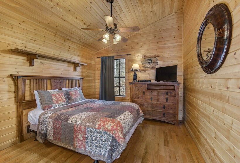 Woodland Wonder W/ Hot Tub And Pool Table!