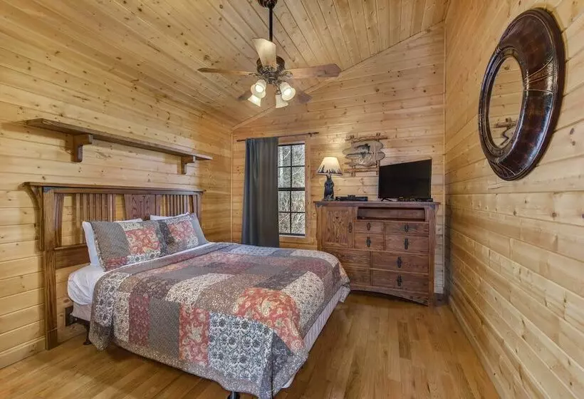 Woodland Wonder W/ Hot Tub And Pool Table!