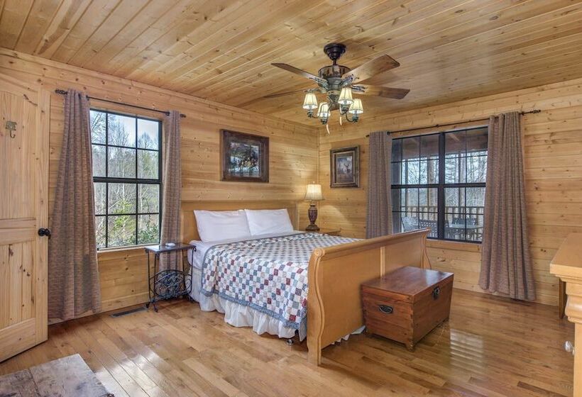 Woodland Wonder W/ Hot Tub And Pool Table!