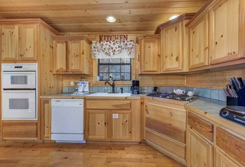 Woodland Wonder W/ Hot Tub And Pool Table!