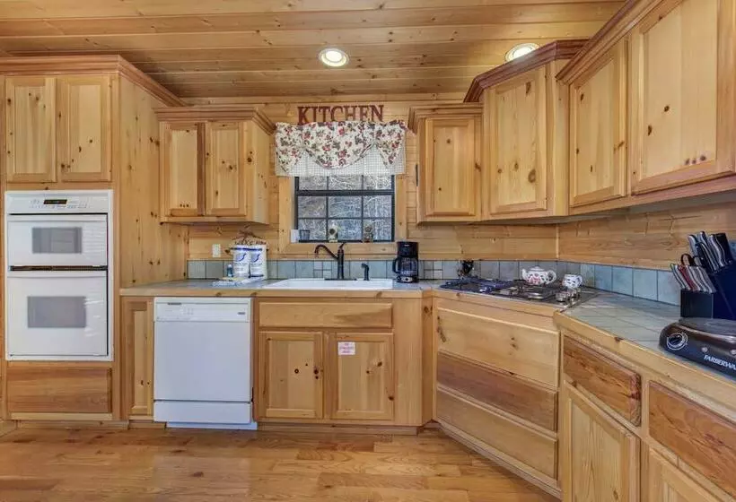 Woodland Wonder W/ Hot Tub And Pool Table!