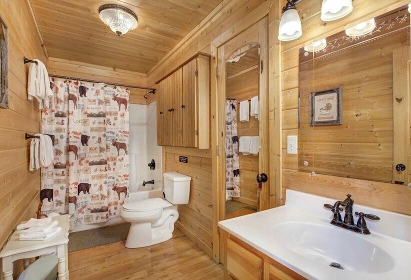 Woodland Wonder W/ Hot Tub And Pool Table!