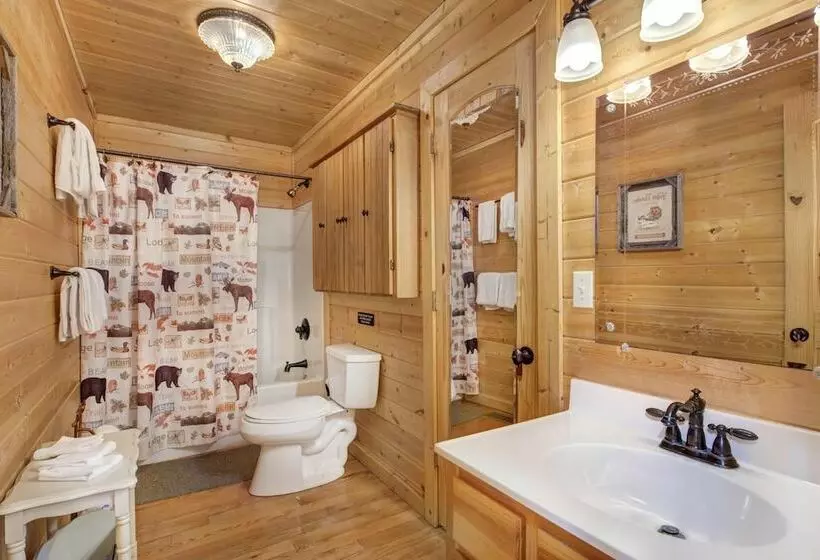 Woodland Wonder W/ Hot Tub And Pool Table!