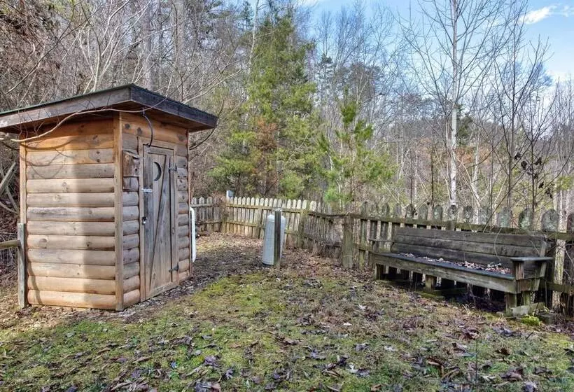 Woodland Wonder W/ Hot Tub And Pool Table!