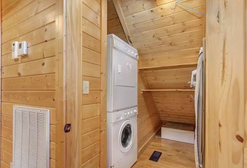 Woodland Wonder W/ Hot Tub And Pool Table!