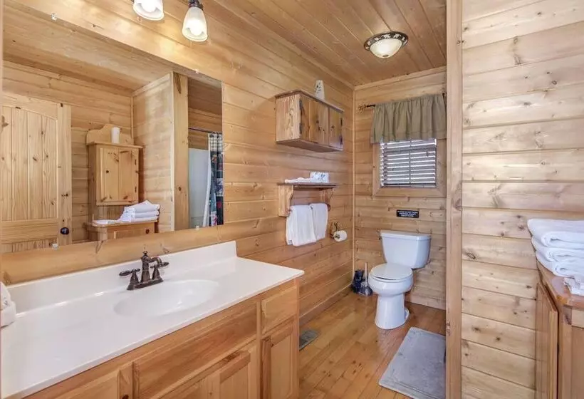 Woodland Wonder W/ Hot Tub And Pool Table!