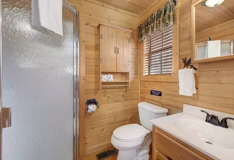 Woodland Wonder W/ Hot Tub And Pool Table!