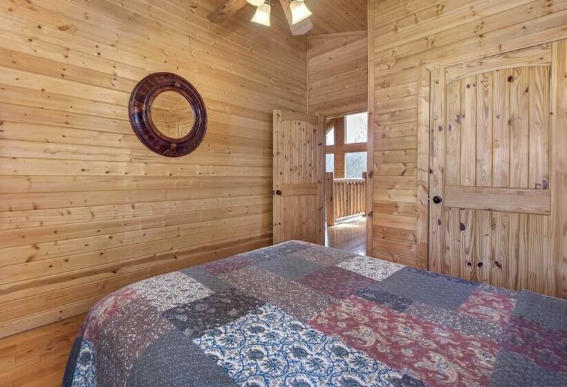 Woodland Wonder W/ Hot Tub And Pool Table!