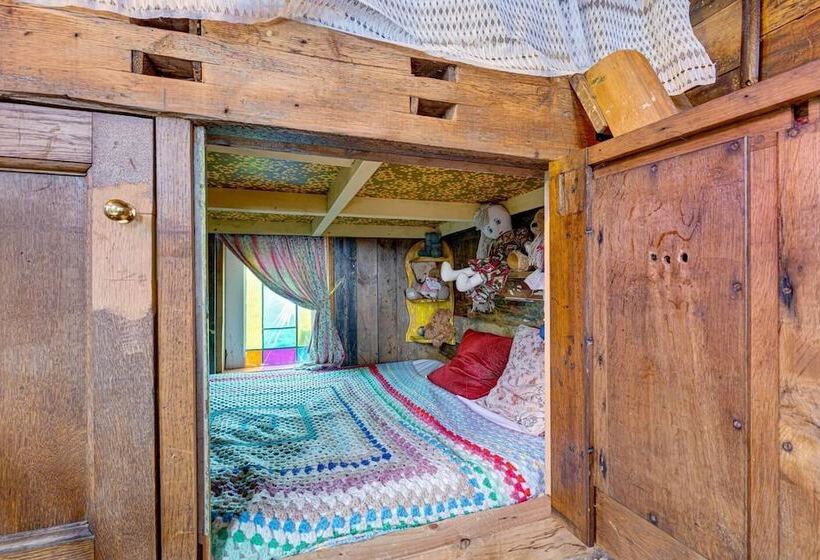 2x Double Bed   Glamping Wagon, Dalby Forest