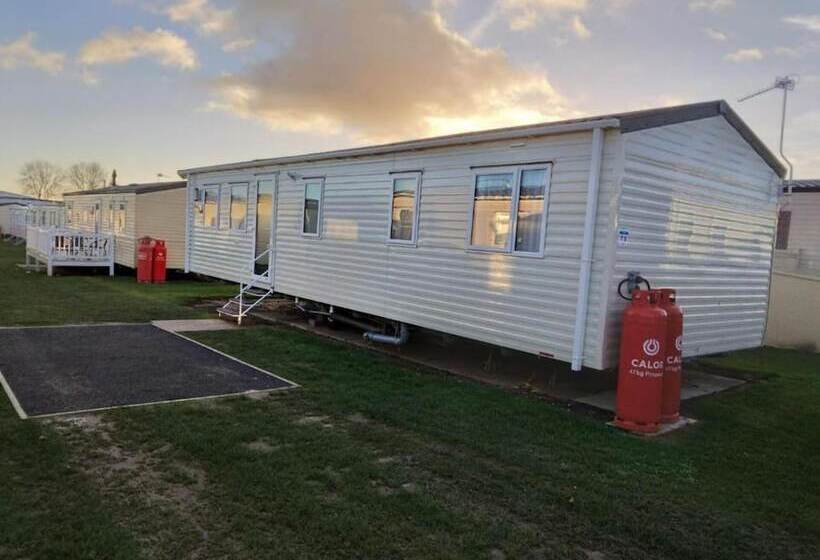 Homely 8 Berth Caravan At California Cliffs Near To Scratby Beach Ref 50067g