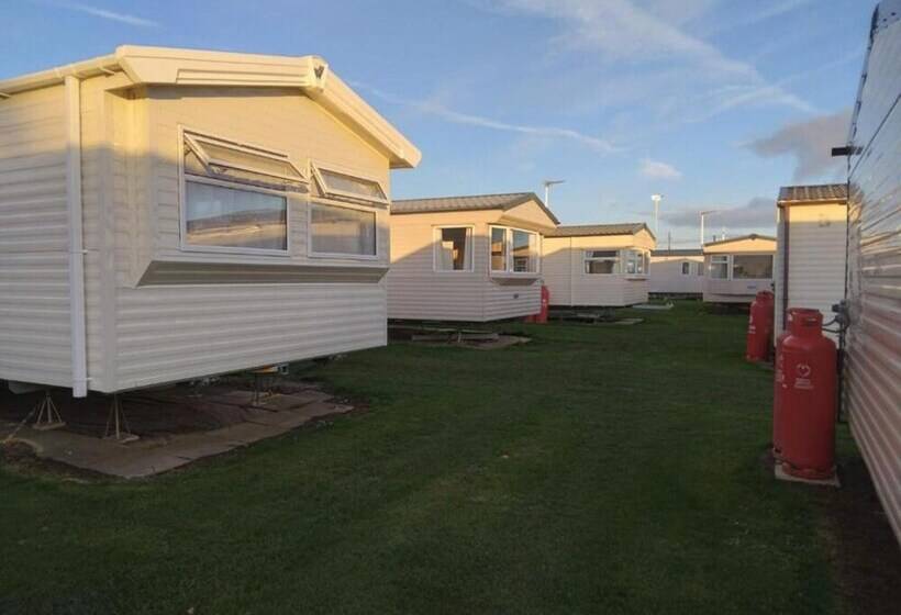 Homely 8 Berth Caravan At California Cliffs Near To Scratby Beach Ref 50067g