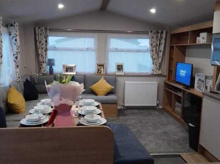 Homely 8 Berth Caravan At California Cliffs Near To Scratby Beach Ref 50067g