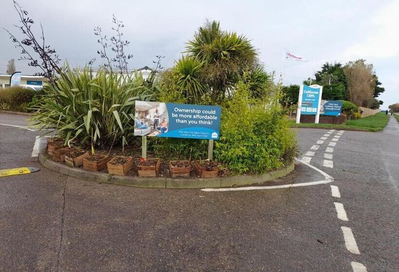 Homely 8 Berth Caravan At California Cliffs Near To Scratby Beach Ref 50067g