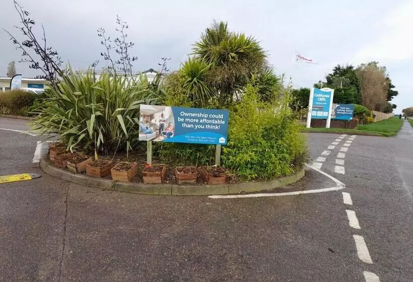 Homely 8 Berth Caravan At California Cliffs Near To Scratby Beach Ref 50067g