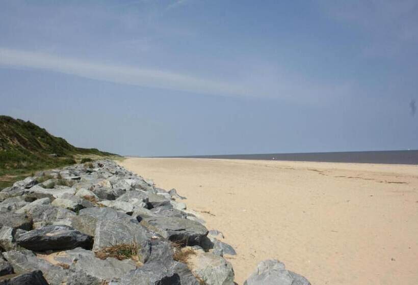 Homely 8 Berth Caravan At California Cliffs Near To Scratby Beach Ref 50067g