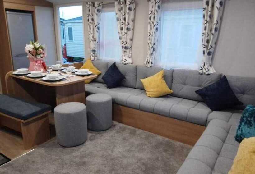 Homely 8 Berth Caravan At California Cliffs Near To Scratby Beach Ref 50067g