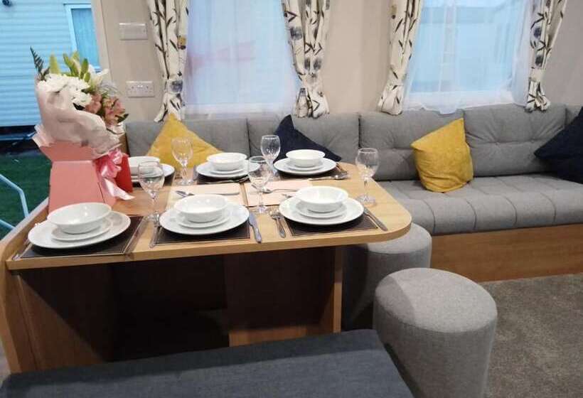 Homely 8 Berth Caravan At California Cliffs Near To Scratby Beach Ref 50067g