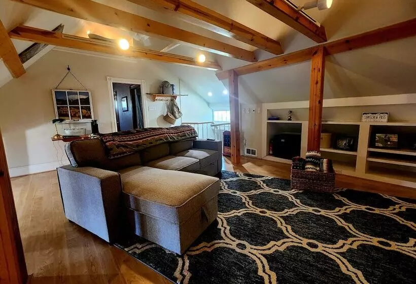 Downen House Bed & Breakfast