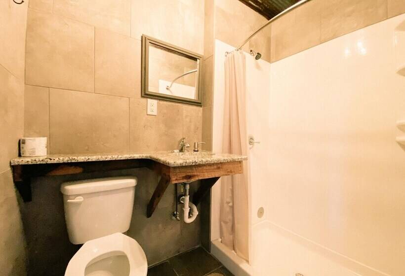 فندق Flat Creek Lodge