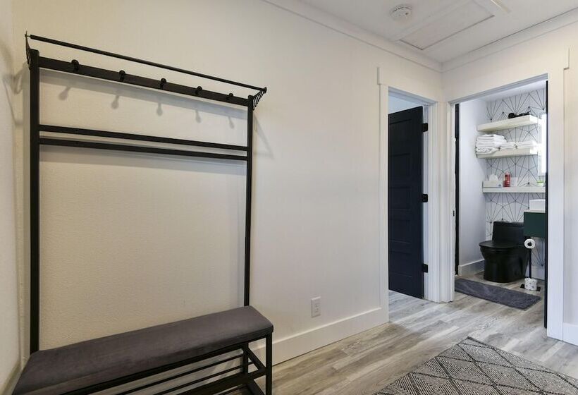 Lake House @ Lighthouse Lodge   Lake Views   Bring Your Boat!