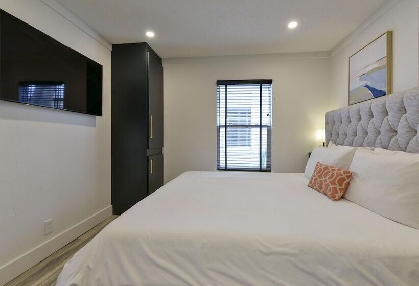 Lake House @ Lighthouse Lodge   Lake Views   Bring Your Boat!