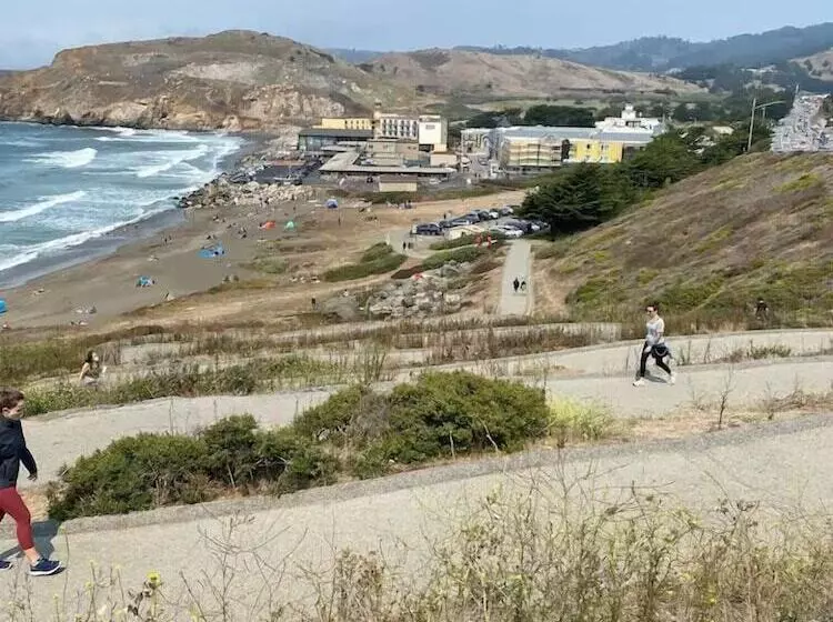 ペンション Pacifica Homes