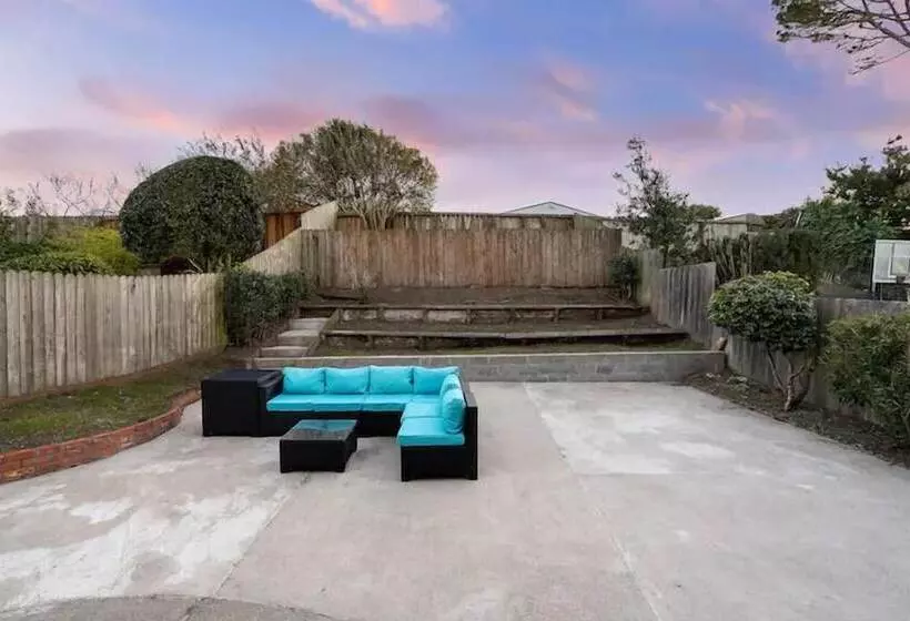 ペンション Pacifica Homes