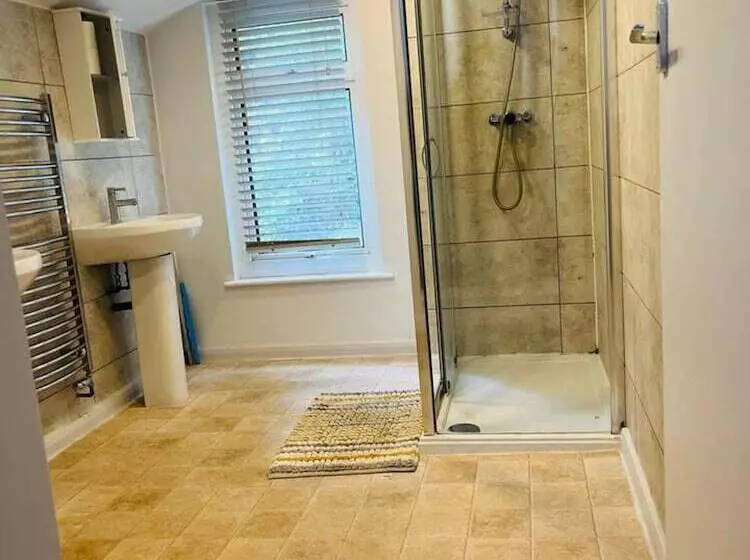 レジデンス Stunning 2 Bed House In Chatham