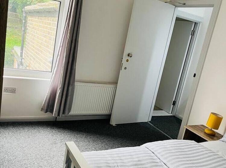 Резиденция Stunning 2 Bed House In Chatham